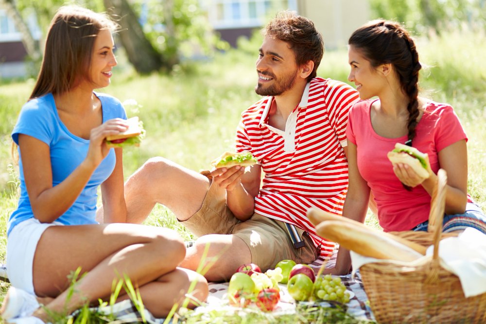 amigos-conversando-e-comendo-no-parque