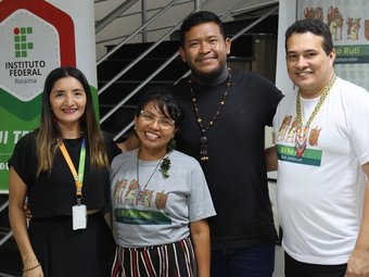 Alguns organizadores e autores da obra Vovó Jamanxim, que resgata tradições, histórias e expressões culturais de diferentes etnias indígenas  (foto Ramon Queiroz)
