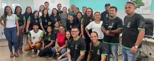 Acadêmicos do curso aproveitaram para visitar o Departamento de Educação a Distância (Dead). Na foto, eles estão acompanhados pelo coordenador do curso, professor Marcello da Silva Soares, e pela diretora do departamento, Isabel Sornberger Paulichi.