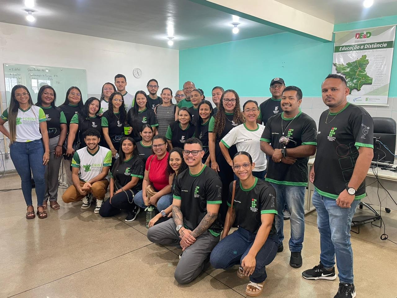 Acadêmicos do curso aproveitaram para visitar o Departamento de Educação a Distância (Dead). Na foto, eles estão acompanhados pelo coordenador do curso, professor Marcello da Silva Soares, e pela diretora do departamento, Isabel Sornberger Paulichi.