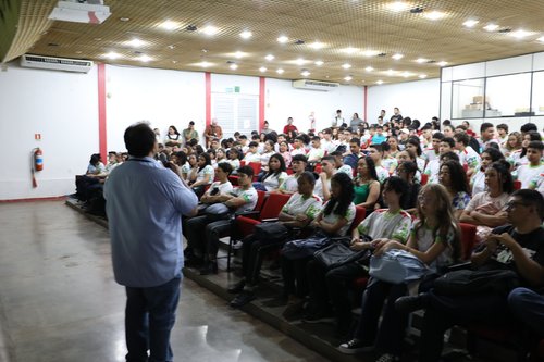 As palestras ocorreram no auditório do campus.