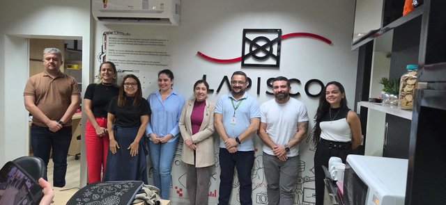 Equipe gestora da pós-graduação durante visita - Divulgação