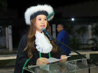 A oradora da turma de Ciencias Biologicas do CAM, Karolaine Gomes Guimarães