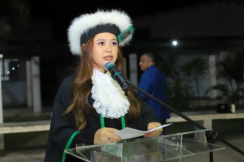 A oradora da turma de Ciencias Biologicas do CAM, Karolaine Gomes Guimarães