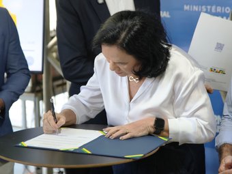 Reitora Nilra Jane assina a ordem de serviço - Ft Ramon Queiroz (6)
