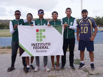 Atletas do IFRR que mais ganharam medalhas acompanhados do prof. Theodoro - JIFs - 2025