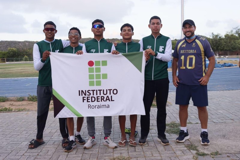 Atletas do IFRR que mais ganharam medalhas acompanhados do prof. Theodoro - JIFs - 2025
