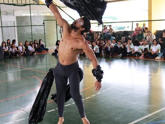 O professor Francisco Alves, da UFRR, apresentou o exercício cênico intitulado 'Homem Lixo' - foto de Nenzinho Soares - 77