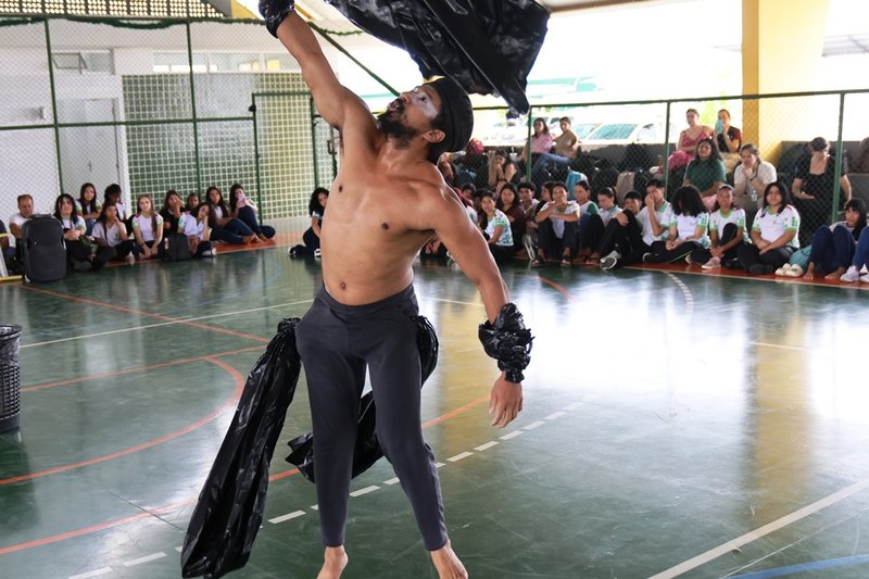 O professor Francisco Alves, da UFRR, apresentou o exercício cênico intitulado 'Homem Lixo' - foto de Nenzinho Soares - 77