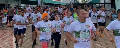 Com percurso de 5km na corrida e 3km na caminhada, o evento reuniu servidores e servidoras, estudantes e pessoas da comunidade externa