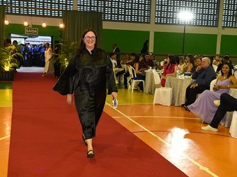 Diretora-geral do CNP, prof. Vanessa Rufino, na entrada da cerimônia de certificação