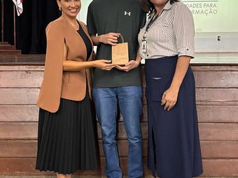 Entrega de lembrança à palestrante