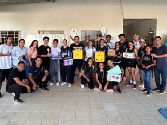 Equipe na Escola Estadual Indígena Sizanando Diniz, comunidade de Malacacheta - Ft Divulgação