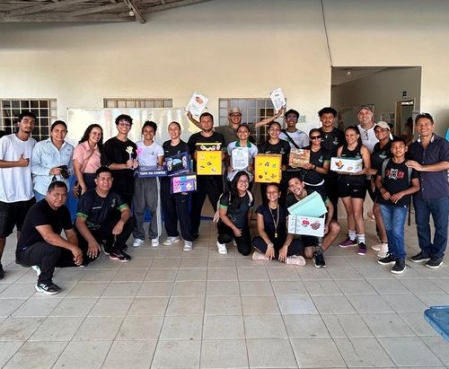 Equipe na Escola Estadual Indígena Sizanando Diniz, comunidade de Malacacheta - Ft Divulgação