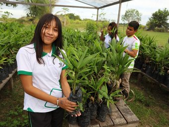 Estudante do IFRR  em aula de campo
