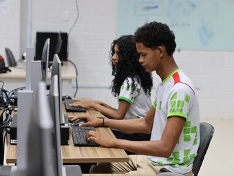 Estudantes do CBVZO em aboratório de informática  (Foto Ramon Queiroz/Ascom)