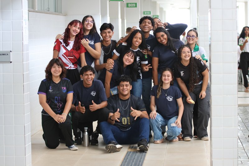 Estudantes do CBVZO em corredor da unidade  (Foto Ramon Queiroz/Ascom)