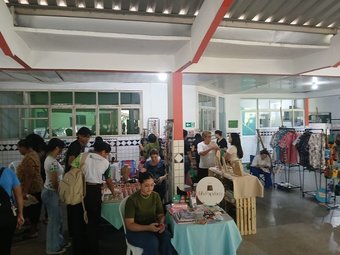 Diversos estandes presentes no evento, com opções de obras, artesanatos, papelaria e muito mais