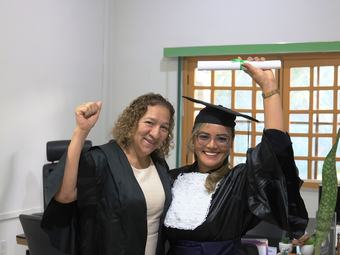 Formanda Ana Paula  e a coordenadora do curso, prof. Maria Ivoneide -  foto Nenzinho Soares - Reitoria do IFRR