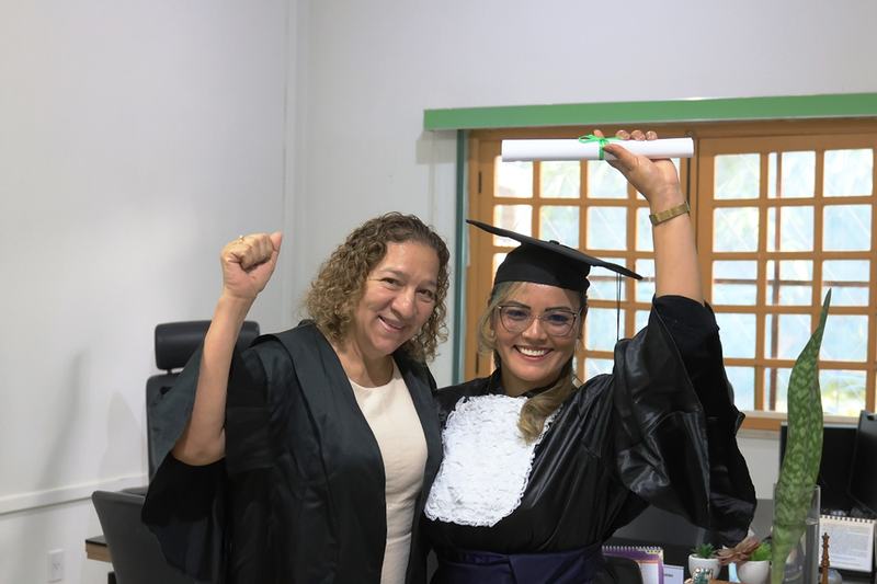 Formanda Ana Paula e a coordenadora do curso, prof. Maria Ivoneide - foto Nenzinho Soares - Reitoria do IFRR
