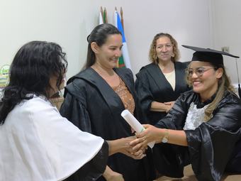 Formanda e autoridades acadêmicas celebrando - foto de Nenzinho Soares - Reitoria do IFRR - 24.9.2026