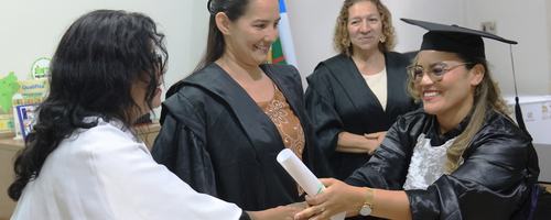 Formanda e autoridades acadêmicas celebrando - foto de Nenzinho Soares - Reitoria do IFRR - 24.9.2026