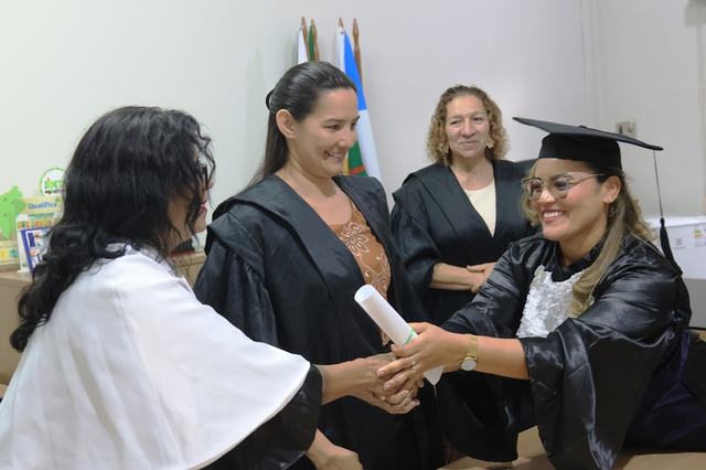 Formanda e autoridades acadêmicas celebrando - foto de Nenzinho Soares - Reitoria do IFRR - 24.9.2026