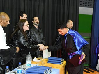 Formando recebendo cumprimentos da mesa de autoridades