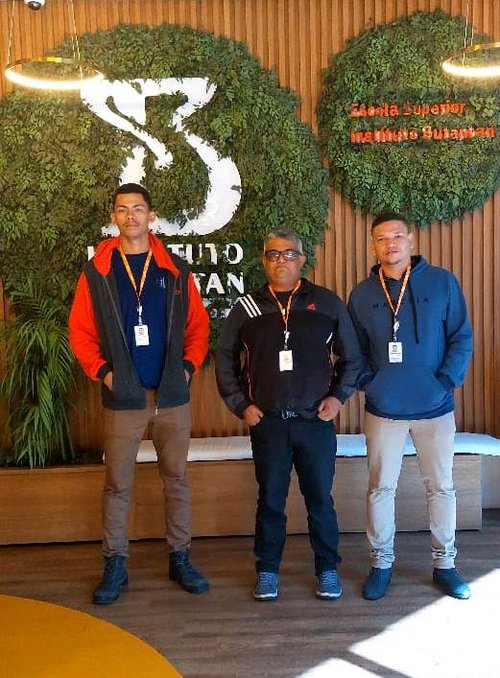 Professor Jones Montenegro entre os acadêmicos Inocêncio Pereira dos Santos Junior e Arlan Pereira da Silva