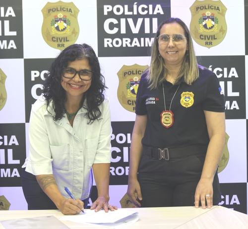 Reitora em exercício e pró-reitora de Extensão, Roseli Bernardo, e a delegada-geral da Polícia Civil de Roraima, Simone Arruda - Fts Nenzinho Soares ASCOM REITORIA (4)
