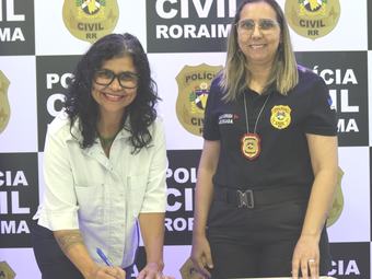 Reitora em exercício e pró-reitora de Extensão, Roseli Bernardo, e a delegada-geral da Polícia Civil de Roraima, Simone Arruda - Fts Nenzinho Soares ASCOM REITORIA (4)