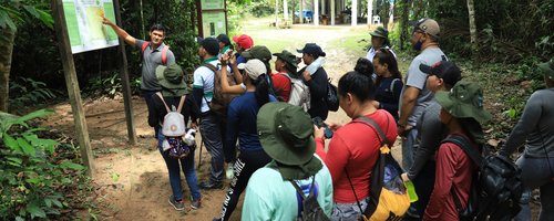 Aula prática de curso da área de turismo