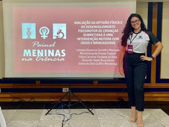 a acadêmica do 7.° módulo do curso de Licenciatura em Educação Física presencial Laryssa Giovanna Carvalho Marques, durante apresentação de trabalho no Connepi, 2024, em Belém, PA