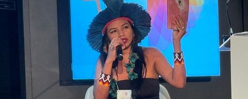Foto de Jama Wapichana em palestra