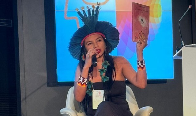 Foto de Jama Wapichana em palestra