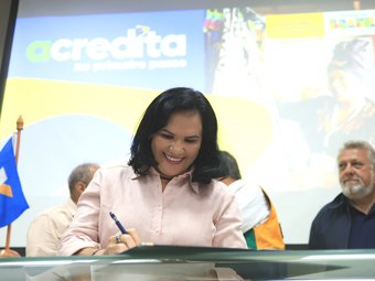 Reitora Nilra Jane assinando o termo de adesão ao Programa Acredita - Ft Gildo Junior - IFRR (6)