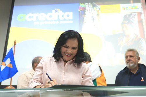 Reitora Nilra Jane assinando o termo de adesão ao Programa Acredita - Ft Gildo Junior - IFRR (6)