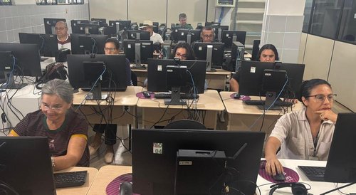 A oficina ocorre de maneira híbrida, com encontros presenciais e via plataforma Moodle
