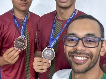 Os mesatenistas do CAM, João Pedro Silva de Carvalho e Robson Nakayama, e o treinador Halyson David