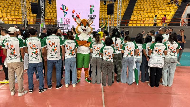 Estudantes com o mascote do JIF