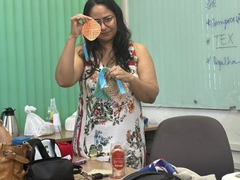 A professora Bárbara levou diversas amostras para explicar sobre os diferentes tipos de fio