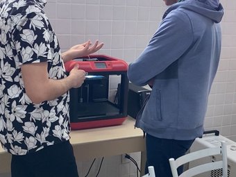 O estudante do CBVZO, Carlos Henrique atuou diretamente na operação do IFMaker para o desenvolvimento do projeto