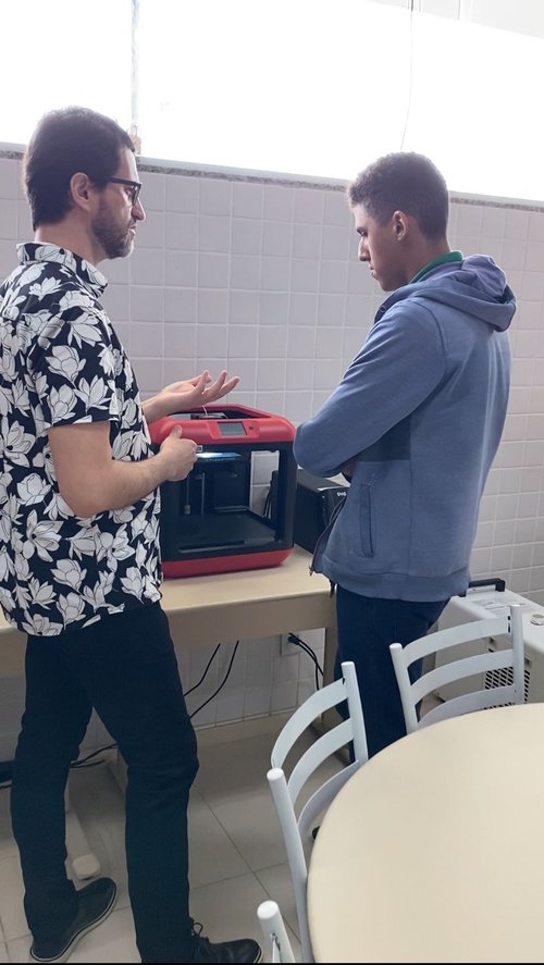 O estudante do CBVZO, Carlos Henrique auxiliou o professor Vagner Martins, atuando diretamente na operação do IFMaker para o desenvolvimento do projeto