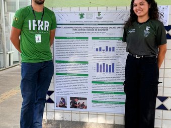 Professor Antoniel Castro e a estudante Alice da Silva do Carmo no Forint 2025