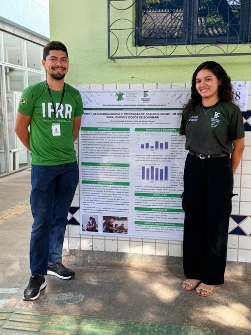 Professor Antoniel Castro e a estudante Alice da Silva do Carmo no Forint 2025