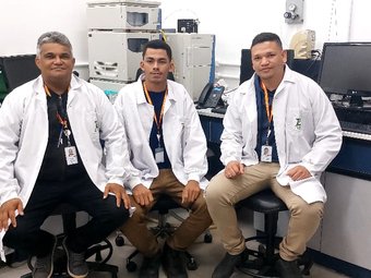 Professor Jones Montenegro da Silva com os acadêmicos Inocêncio Junior e Arlan da Silva