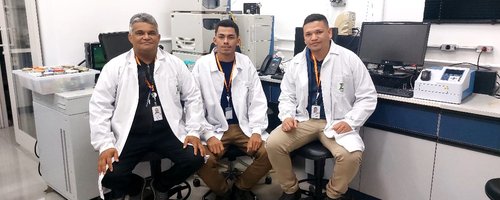 Professor Jones Montenegro da Silva com os acadêmicos Inocêncio Junior e Arlan da Silva