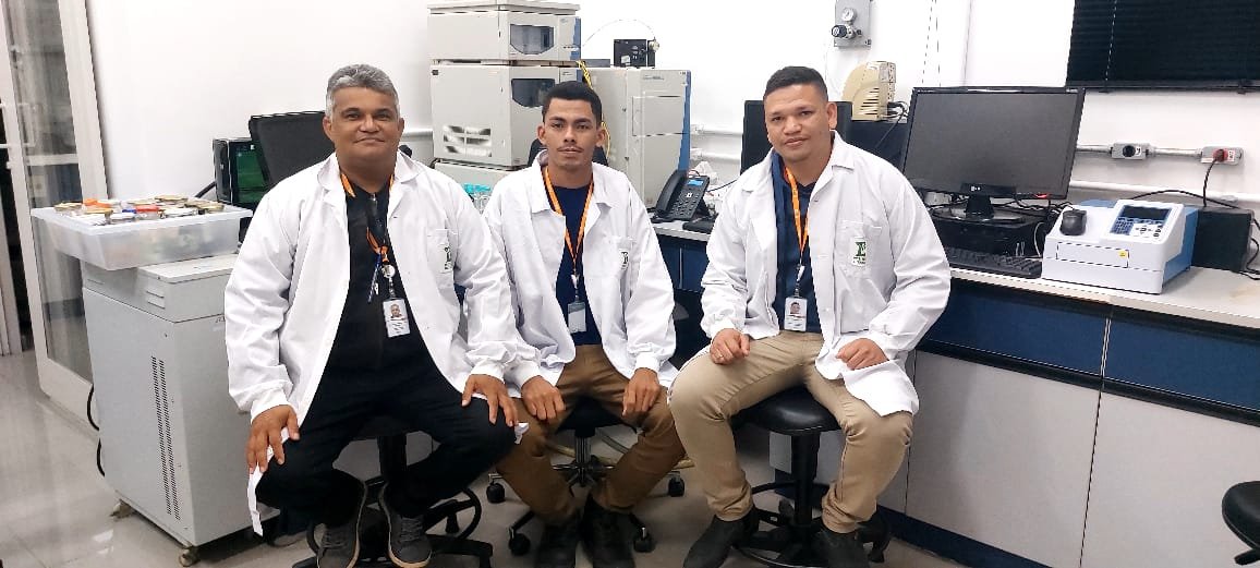Professor Jones Montenegro da Silva com os acadêmicos Inocêncio Junior e Arlan da Silva