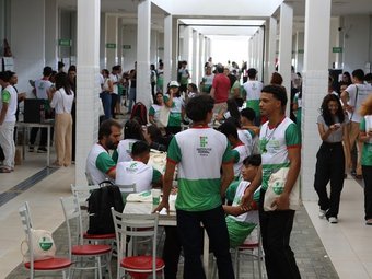 Estudantes nos corredores do CBVZO