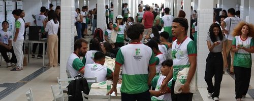 Estudantes nos corredores do CBVZO